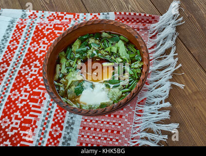 Botvinia - traditionelle russische grüne Gemüsesuppe Stockfoto