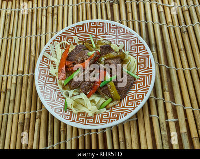 Tsuyvan-mongolischen Nudeln mit gebratenem Fleisch. traditionelles Essen in der Mongolei Stockfoto