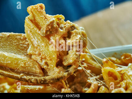 Crockpot million Dollar Pasta, traditionelle gebackene Nudeln aber ist ganz im Slow Cooker, auch die Nudeln. Stockfoto