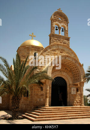 Christliche Pilger auf der israelischen Seite des Jordan getauft von der gegenüberliegenden Bank in Jordanien gesehen. Stockfoto