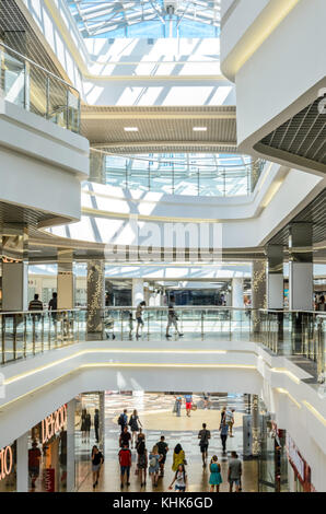 Minsk, Weißrussland - 12. August 2017: Menschen in Bewegung in der modernen Dana Mall Shopping Center Shopping Mall interior Stockfoto