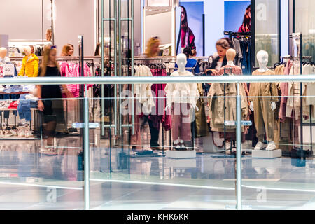 Minsk, Weißrussland - 12. August 2017: in einem Bekleidungsgeschäft in Dana Mall Einkaufszentrum Stockfoto