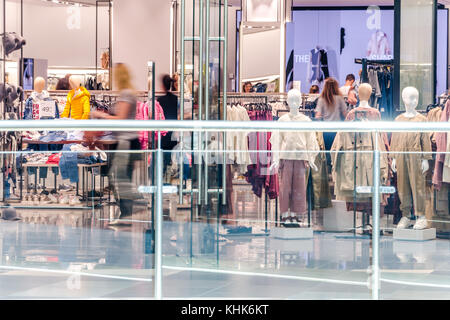 Minsk, Weißrussland - 12. August 2017: in einem Bekleidungsgeschäft in Dana Mall Einkaufszentrum Stockfoto