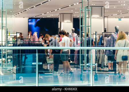 Minsk, Weißrussland - 12. August 2017: in einem Bekleidungsgeschäft in Dana Mall Einkaufszentrum Stockfoto