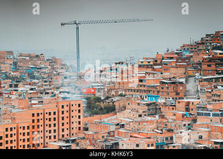 Mit Blick auf die Terrakotta Häuser am Hang Vorort von Las Colinas, eine Nachbarschaft in Bogotá, Kolumbien Stockfoto