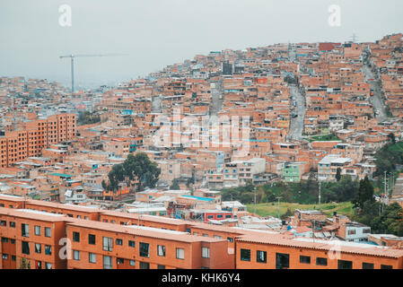 Blick auf die Terrakotta-Ziegelhäuser im Vorort Las Colinas, einem Viertel in Bogotá, Kolumbien Stockfoto