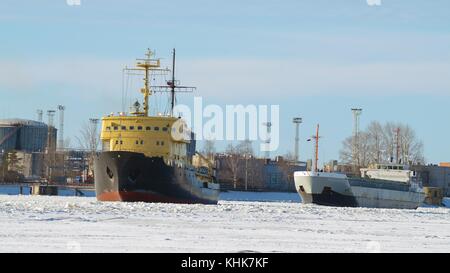 Die leistungsstarke Eisbrecher bricht das Eis, wodurch der Weg für Schiffe. Stockfoto