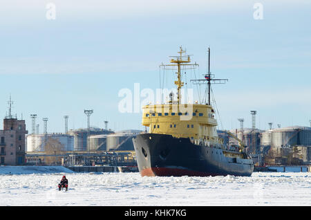 Die leistungsstarke Eisbrecher bricht das Eis, wodurch der Weg für Schiffe. Stockfoto