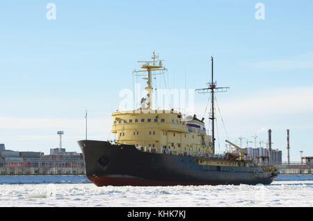 Die leistungsstarke Eisbrecher bricht das Eis, wodurch der Weg für Schiffe. Stockfoto