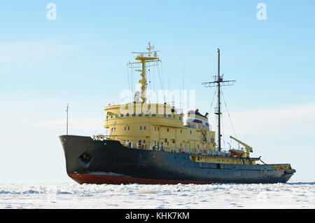 Atom-Icebreaker ist für das Brechen dicke Eis im Ozean entwickelt. Stockfoto