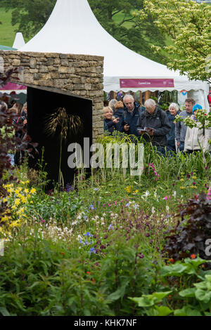 Wände Tierheim ruhigen, abgeschiedenen Bereich mit Pflanzen im Landhausstil Garten - Wedgewood Garten, RHS Chatsworth House Flower Show, Derbyshire, England, UK. Stockfoto