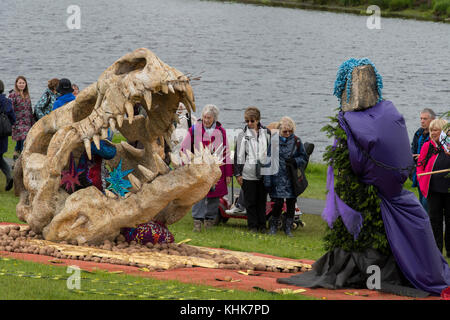 Menschen & View theatralische, symbolische und surreale Pic'n'Mix show Garten an der RHS Flower Show, Chatsworth Chatsworth House, Derbyshire, England, UK. Stockfoto