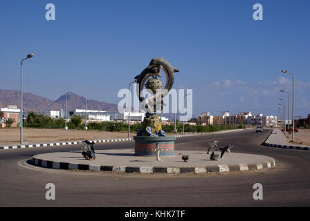 Denkmal auf dem Kreis auf dem Weg nach Dahab, Ägypten Stockfoto