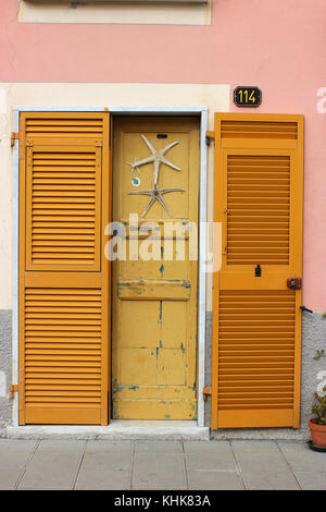 Ein wunderschönes Meer gelbe Tür mit Seesternen und gelben Fenster Luken Stockfoto