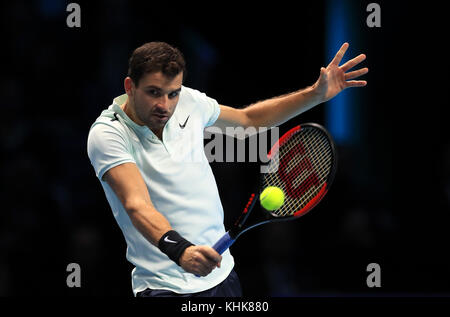 Gregor Dimitrov, Bulgariens, ist am sechsten Tag des NITTO ATP World Tour Finals in der O2 Arena in London gegen den spanischen Pablo Carreno Busta im Einsatz. DRÜCKEN SIE VERBANDSFOTO. Bilddatum: Freitag, 17. November 2017. Siehe PA Geschichte Tennis London. Bildnachweis sollte lauten: Adam Davy/PA Wire. EINSCHRÄNKUNGEN: Nur für redaktionelle Zwecke, keine kommerzielle Nutzung ohne vorherige Genehmigung Stockfoto