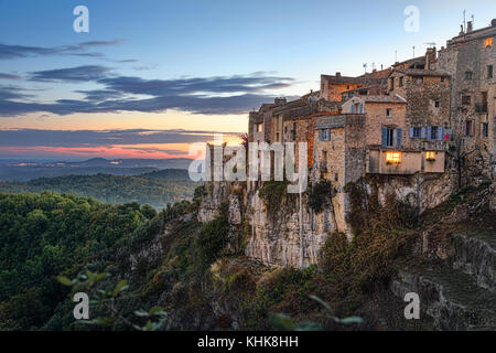 Mountain Village Tourrettes-sur-Loup auf Sonnenuntergang, Alpes-Maritimes, Frankreich Stockfoto