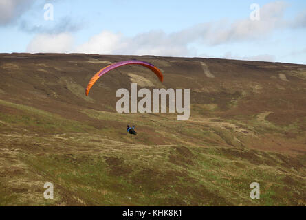 Paragliding vom Parlick Hecht in der Nähe von Chipping, Lancashire, England. Stockfoto