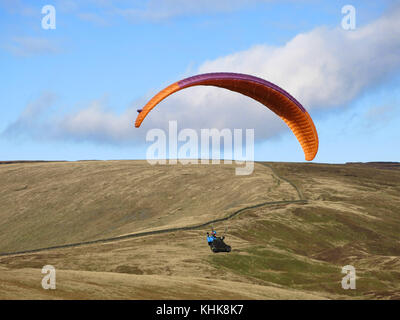 Paragliding vom Parlick Hecht in der Nähe von Chipping, Lancashire, England. Stockfoto