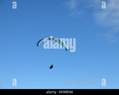 Paragliding vom Parlick Hecht in der Nähe von Chipping, Lancashire, England. Stockfoto