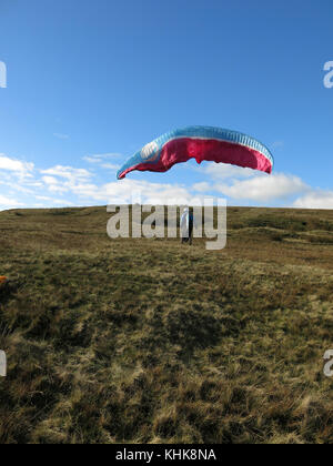 Paragliding vom Parlick Hecht in der Nähe von Chipping, Lancashire, England. Stockfoto