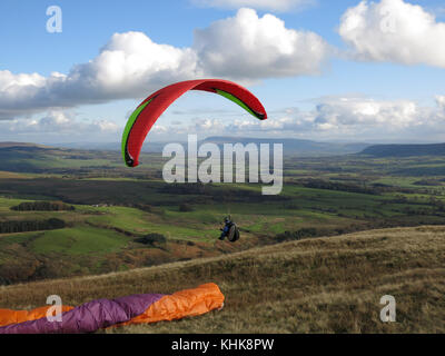 Paragliding vom Parlick Hecht in der Nähe von Chipping, Lancashire, England. Stockfoto