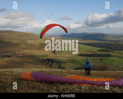 Paragliding vom Parlick Hecht in der Nähe von Chipping, Lancashire, England. Stockfoto