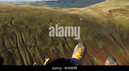 Paragliding vom Parlick Hecht in der Nähe von Chipping, Lancashire, England. Stockfoto