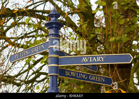 Eine typische Gusseisen finger post Zeichen in den Städten Farben im Herzen der Station Park in Bangor County Down in Nordirland gelegen Stockfoto