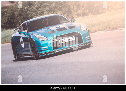 Blauen Nissan GTR rolling Stockfoto