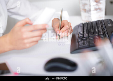 Business woman Hand schreiben auf Papier. Stockfoto
