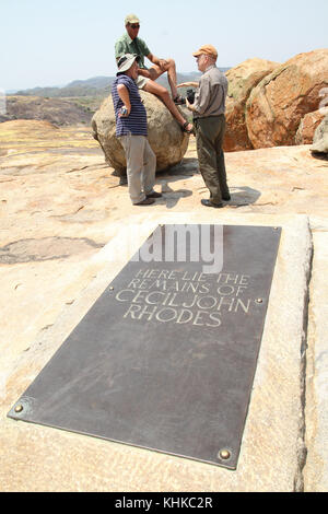 Matobos, Simbabwe. 17. Oktober 2011. Harare, Simbabwe. 16. Oktober 2011. Touristische gesehen von der Cecil John Rhodes Grabstein auf der Matopos. Die matopos Hills ist ein Bereich der Granit kopjes und bewaldeten Tälern ab etwa 35 Kilometer südlich von Bulawayo, Simbabwe. Quelle: David Mbiyu/Alamy leben Nachrichten Stockfoto