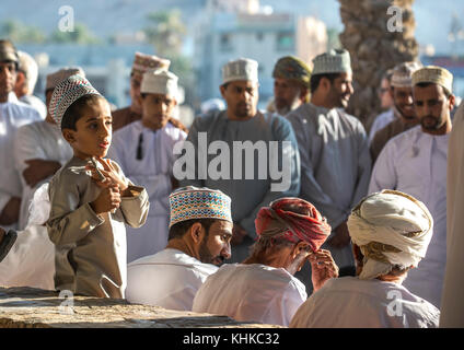 Nizwa, Oman, 10. Nobember 2017: omani Junge auf einem Markt Stockfoto