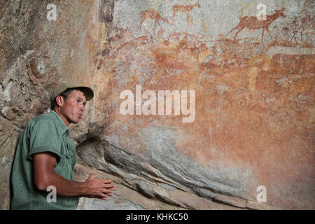 MATOPO, Simbabwe-Am 17. Oktober. Spiel ranger Ian Harmer spricht mit Touristen über buschmänner Felszeichnungen in der Nswatugi Höhle in den Matobo National Park. Quelle: David Mbiyu/Alamy leben Nachrichten Stockfoto