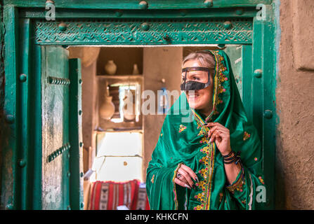 Schöne junge Dame in traditionellen omai Outfit in ein altes Omanisches Haus Stockfoto