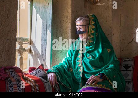 Schöne junge Dame in traditionellen omai Outfit in ein altes Omanisches Haus Stockfoto