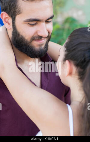 Jungen und Mittleren Osten Paar umarmen im Freien Stockfoto