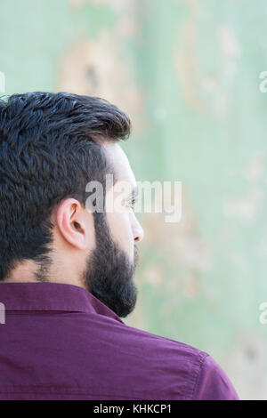 Rückansicht eines bärtigen im Nahen und Mittleren Osten mann Weg suchen im Freien Stockfoto