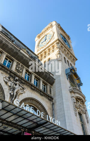 Die großen Glockenturm der Paris Gare de Lyon Bahnhof. Stockfoto