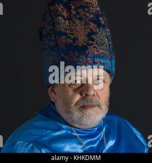 Schönes Portrait von bärtigen älteren Mann in Blue orientalische Kleidung Stockfoto