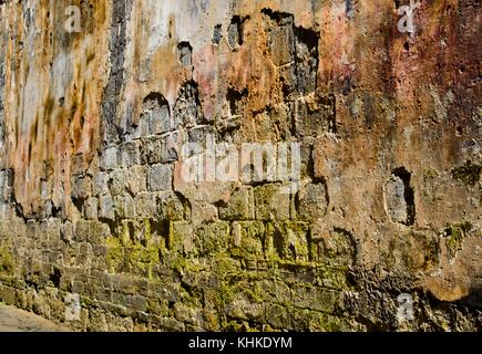 Alte Red brick wall mit grünem Gras Boden an Chengkan antike Stadt in China geknackt Stockfoto