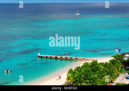 Karibik Strand und Pier in Montego Bay, Jamaika Insel Stockfoto
