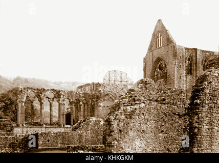 Tintern Abbey, Zisterzienserkloster aus dem 12. Jahrhundert am Ufer des Flusses Wye in Tintern, Monmouthshire, Wales UK - auf einer 7 in x 5 in Kamera fotografiert. Stockfoto