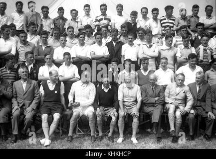 König George VI. Trägt Shorts im Sommerlager des Southwold Boys Club im Duke of York Camp. 3. August 1937 mit Captain Patterson links vom König Stockfoto