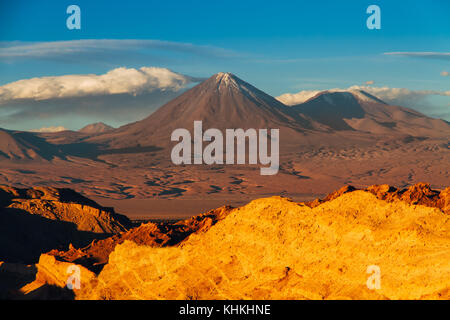 Landschaft aus dem Valle de La muerte gesehen (in Spanisch, Death Valley) mit dem Vulkan Licancabur und Juriques in der Atacama-wüste, Chile, während Stockfoto