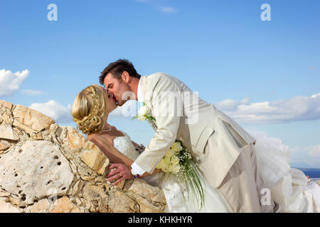 Porträt einer Braut und Bräutigam in einer griechischen Insel am Tag ihrer Hochzeit Stockfoto