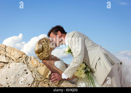 Porträt einer Braut und Bräutigam in einer griechischen Insel am Tag ihrer Hochzeit Stockfoto