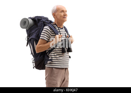 Alte Wanderer mit einem Rucksack und ein Fernglas auf weißem Hintergrund Stockfoto