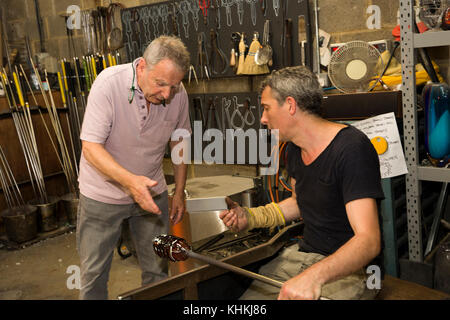 UK, London, Bermondsey Street, London Glassblowing Galerie, Glas Künstler Peter Layton diskutieren Arbeit mit Handwerker Stockfoto