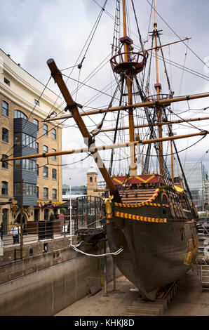 UK, London, Southwark, pickford's Wharf, Replik von Francis Drakes Schiff Golden Hinde Stockfoto