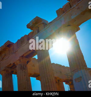 Das Sonnenlicht dringt durch die antiken Säulen von einem Tempel in Athen, Griechenland Stockfoto